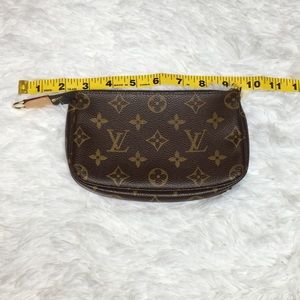 LV pouche